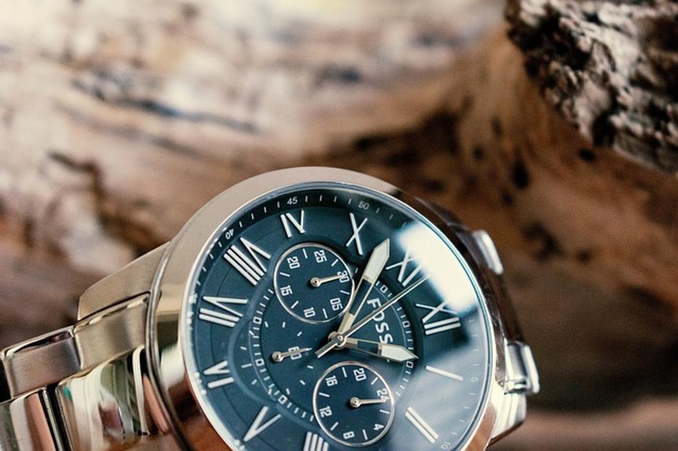 how do i change the date on my fossil watch